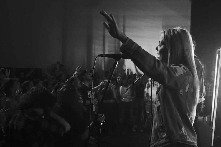 Como debe vestir un ministro de alabanza