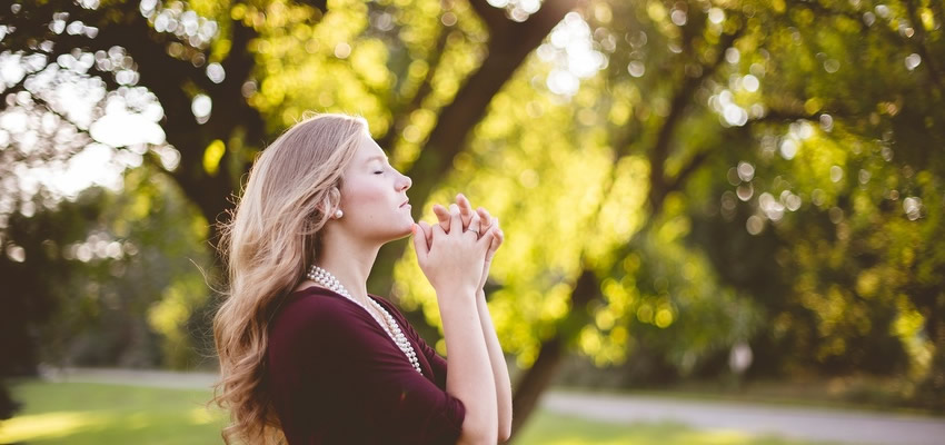 Qué dice la biblia sobre usar aretes y joyas